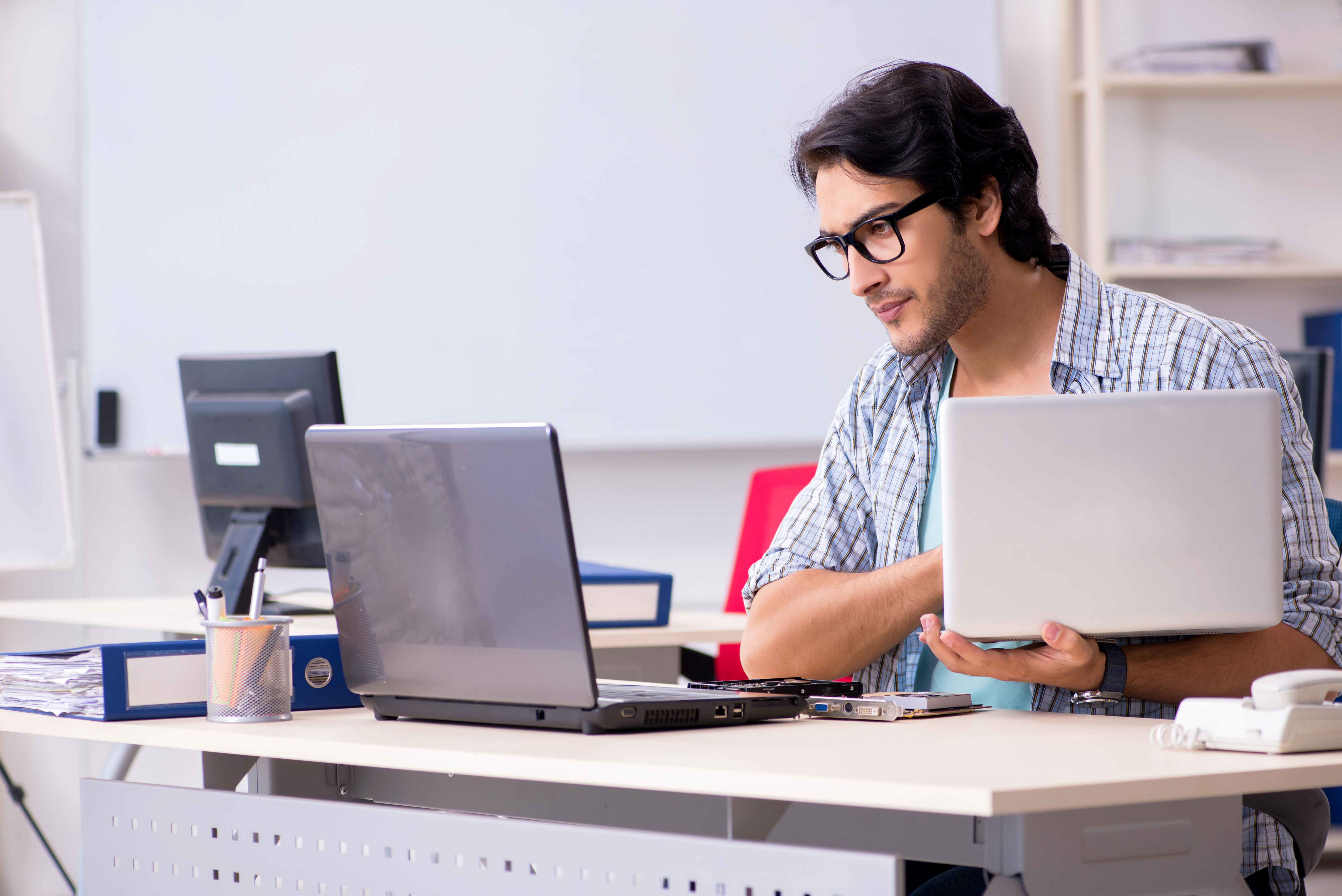 It specialist working in the office